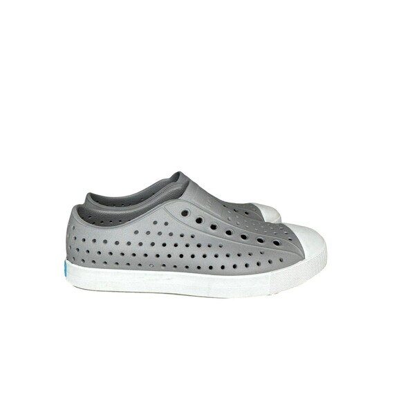 Native Unisex Jefferson Grey White Closed Toe Perforated Sneakers Size 6M/8W - Picture 1 of 7